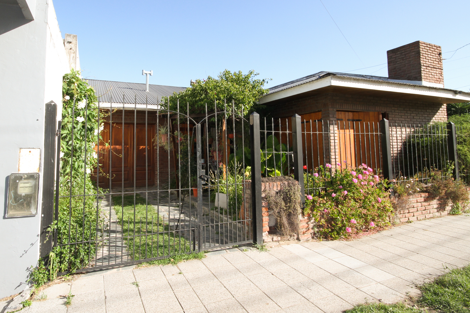 Casita Interna con Entrada por Garage.
