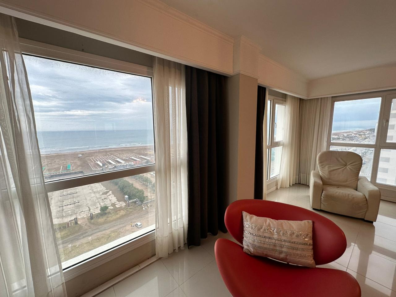 Elegante Departamento con Piscina y Vista Plena al Mar. Edificio Monviso 6.0