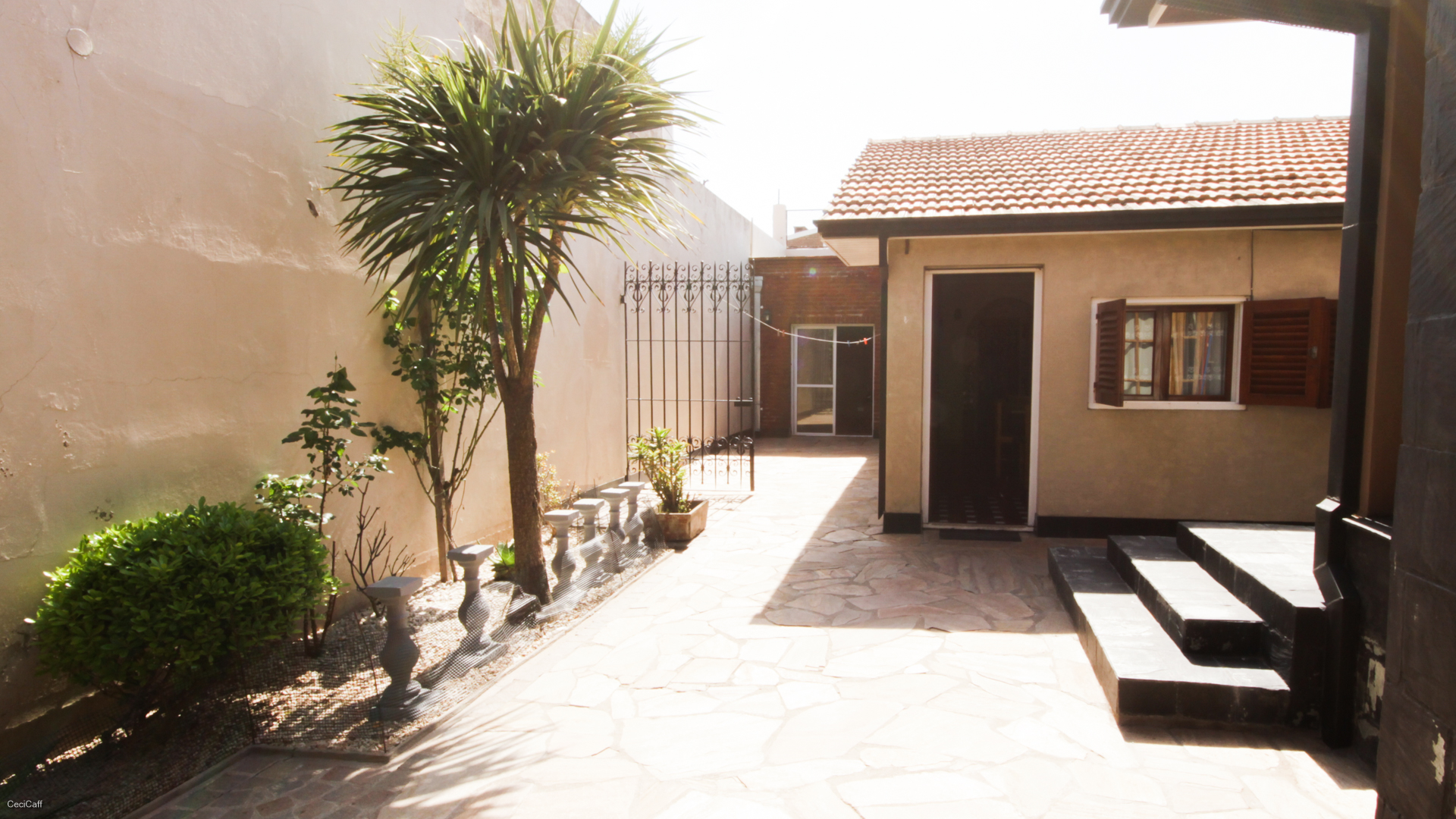Cómoda Casa con Quincho en Importante Avenida. Dos Dormitorios Matrimoniales Cómoda Casa con Quincho en Importante Avenida. Dos Dormitorios Matrimoniales