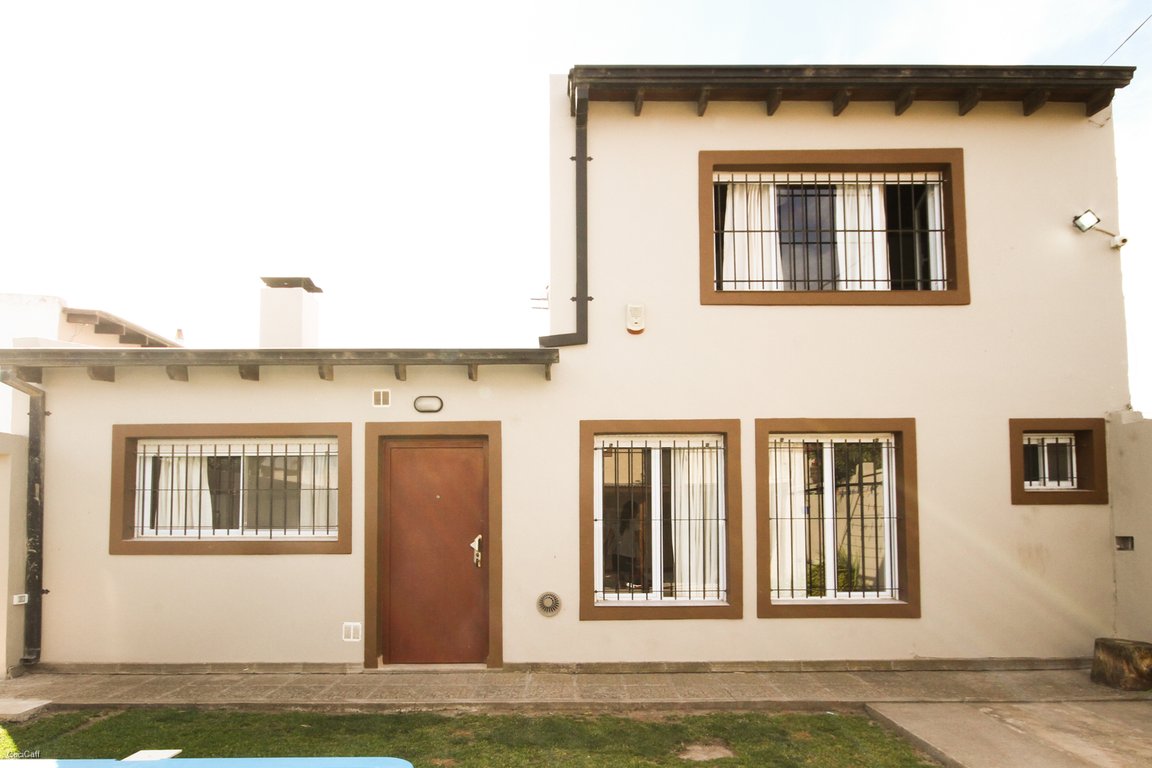 Amplia y Luminosa Casa en Dos Plantas .