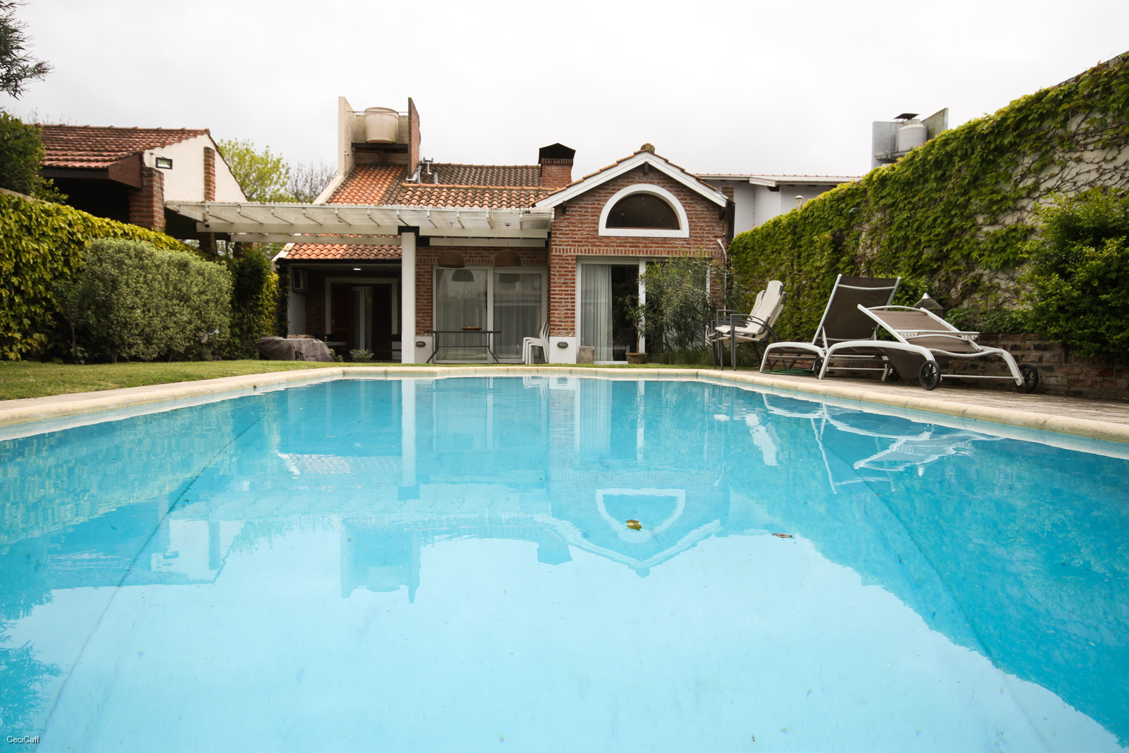 Importante Casa Con Piscina. Zona Residencial